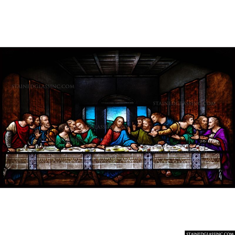 This stained glass depiction of the Last Supper resembles the famous painting by Leonardo da Vinci. 